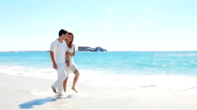 在海滩上散步的幸福夫妇
