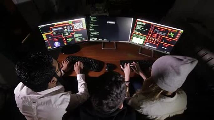计算机黑客团队试图获得对计算机系统的访问权限。从上方观看