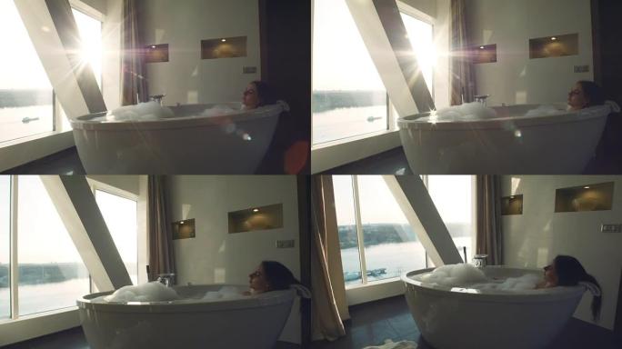 美丽的女性在洗澡时放松