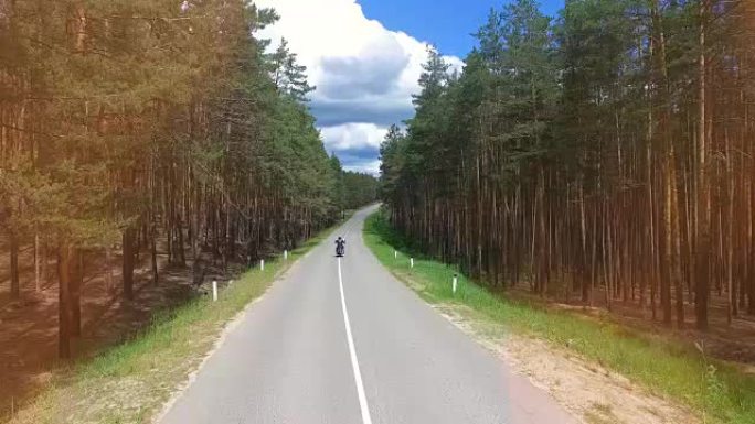 电单车司机开车离开的航拍视频。