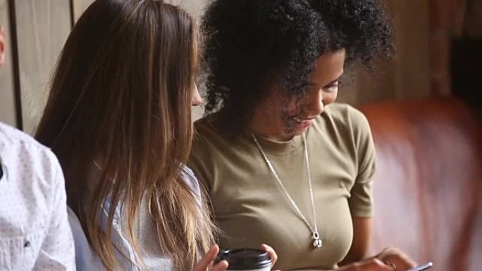 非裔美国女孩沉迷于与多族裔朋友会面时过度使用智能手机