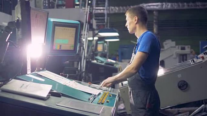 工业计算机机器的工人在工厂生产线上操作。