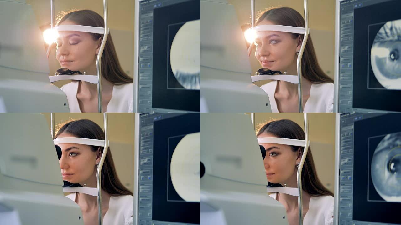 一名年轻女子把头放在光学机器上进行眼睛检查