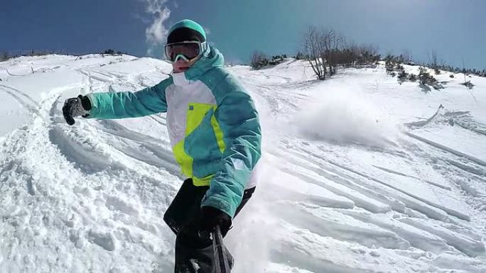 慢动作: 滑雪板在滑雪道上的新鲜粉末雪中雕刻