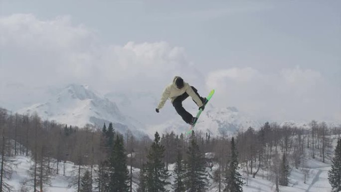 空中慢动作: 专业滑雪者跳高空中踢脚