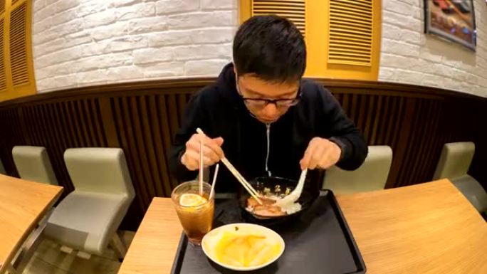 4K T/L男人吃猪肉米饭，香港食品套装
