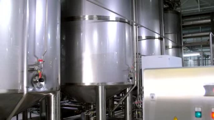 啤酒厂的现代复杂技术工业设备。Steadycam镜头