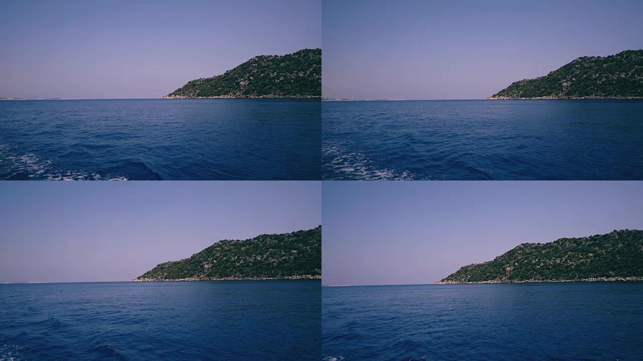 从浮船上可以看到地中海沿岸和山脉的景观