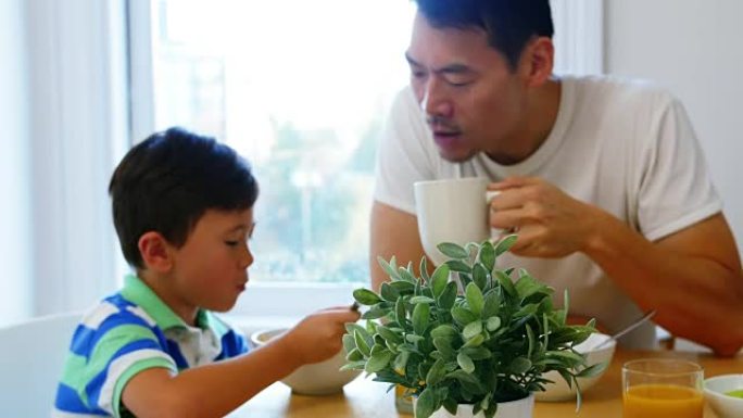 父子共进早餐