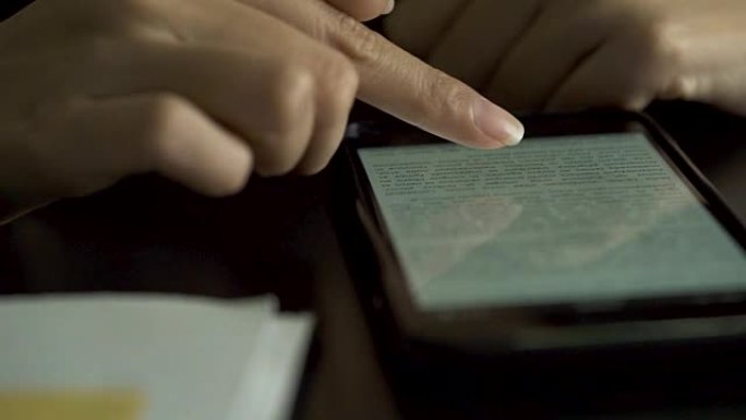 女人用智能手机在电子书上阅读