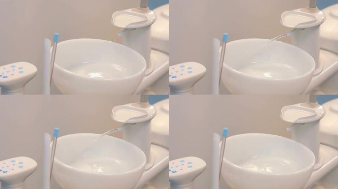 用流动的水关闭牙科水槽