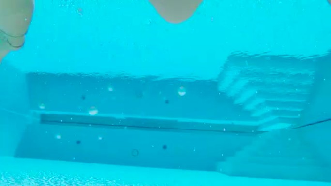 FPV，低角度视图: 女人首先跳入游泳池并潜水