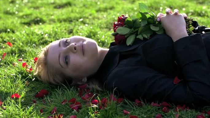金发女人躺在草地上