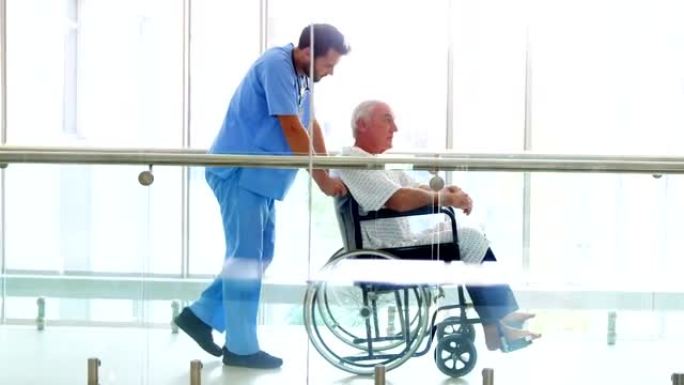 医生在通道上轮椅上抱着高级病人