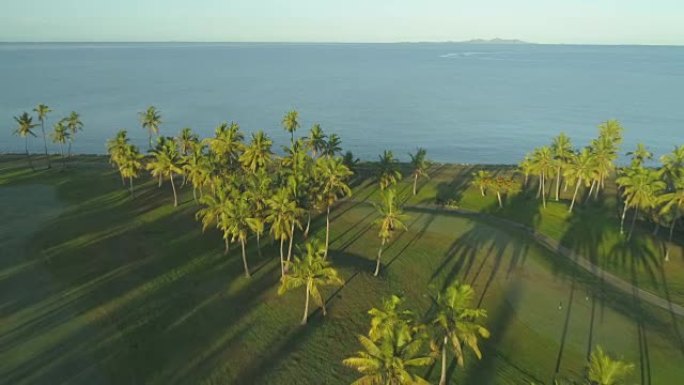 空中飞越热带岛屿专属的金色照明海滨高尔夫球场
