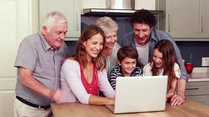 一起使用笔记本电脑的幸福家庭