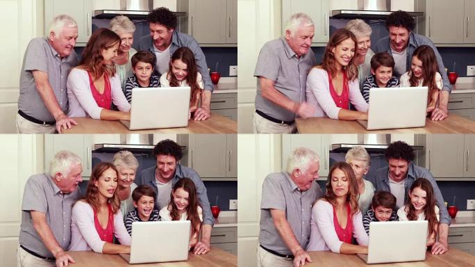 一起使用笔记本电脑的幸福家庭