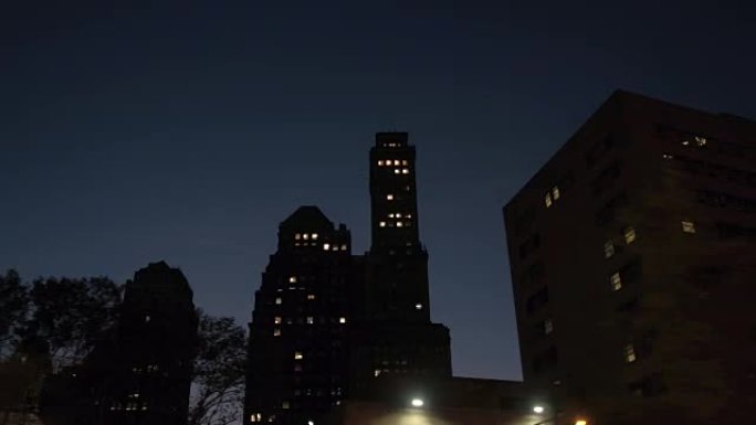 特写: 晚上纽约市的公寓楼和办公楼住宅
