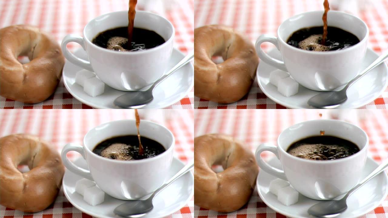咖啡被倒在杯子里超级慢动作