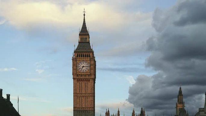 大本钟和议会延时。伦敦日落。从早到晚