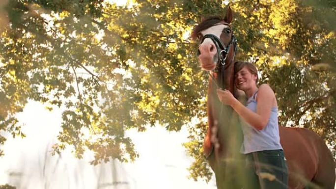 复古风格的镜头，一个女孩慈爱地站在她的马