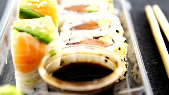 三文鱼各种寿司卷的塑料托盘