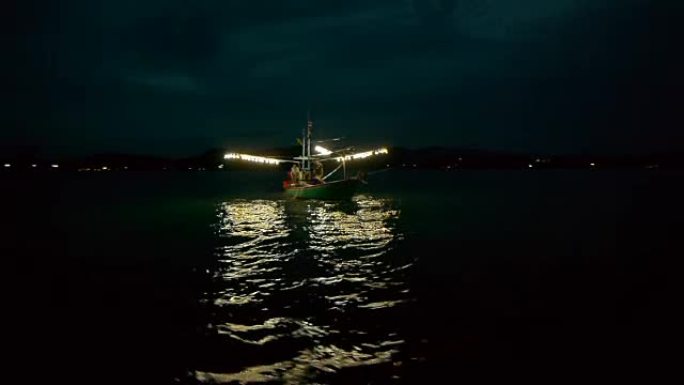 夜间在海里的渔船