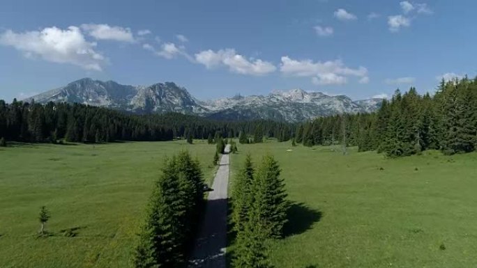 飞越通往高落基山脉的道路。黑山杜米多国家公园。空中无人机射击。4K, UHD