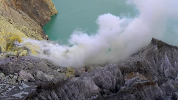 带有硫磺烟和酸性火山口湖的Kawah Ijen火山。UHD, 4K