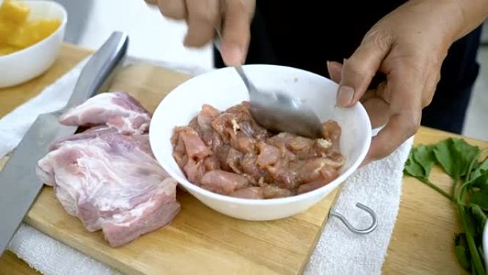 准备食物: 腌制猪肉