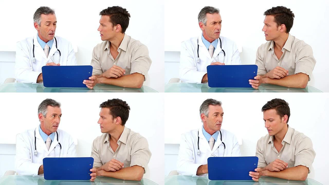 病人听他的医生拿着剪贴板