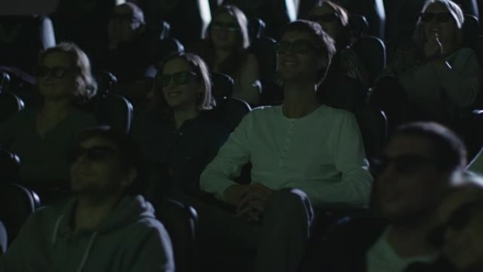 人们在电影院看5d电影放映时玩得很开心。