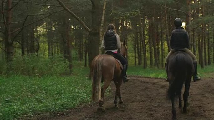 两个年轻女孩在森林里骑马