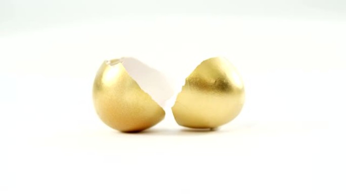 白色背景上破碎的金色复活节彩蛋