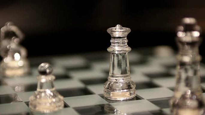 棋盘上的玻璃国王和王后象棋