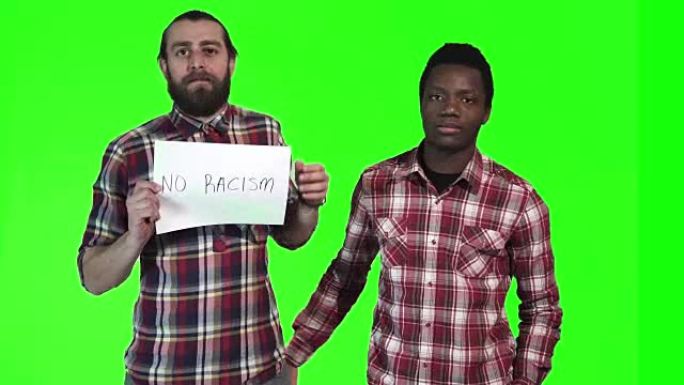 两个人举着“禁止种族歧视”的牌子