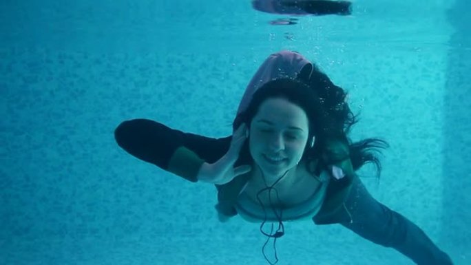 女孩在水下听音乐