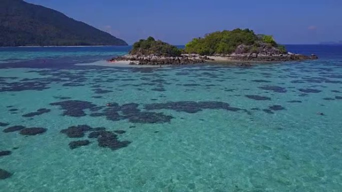 热带海滩、长尾船、皮划艇和岩石海岸的空中景观，配有水晶般清澈的绿松石水Koh Kla、Koh Lip