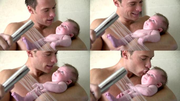 爸爸和宝宝洗澡的慢动作序列