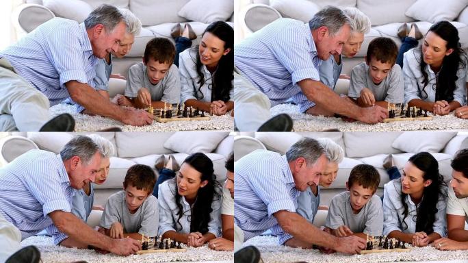 大家庭一起下棋