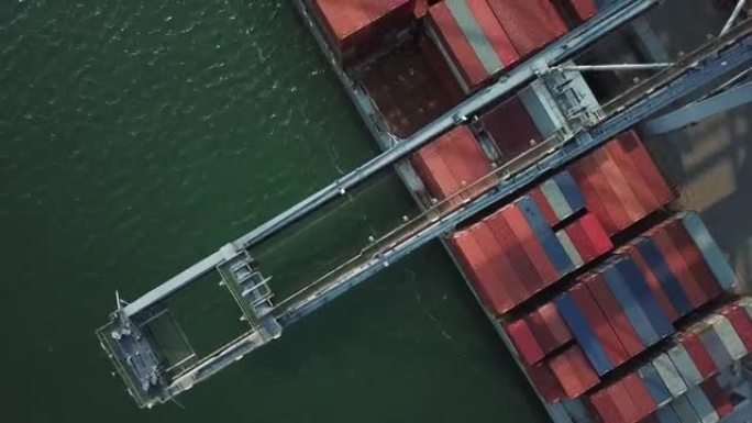 船厂带工作起重机桥的集装箱货运船，俯视图