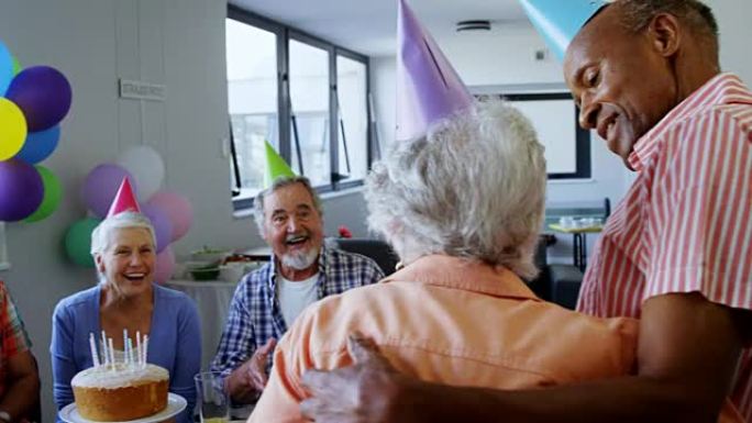 一位年长的女士和朋友一起庆祝生日