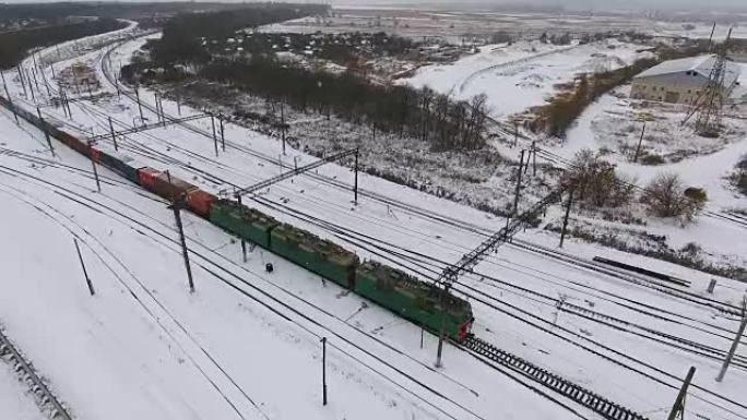 冬季铁路上的货运列车。汽油，油箱。空中射击