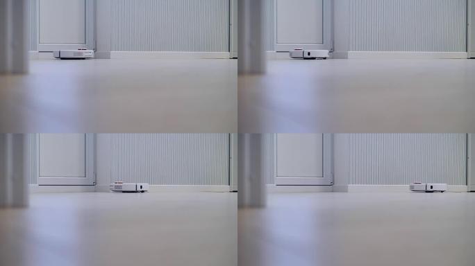 自动无线机器人清洁器在白色房间中工作。
