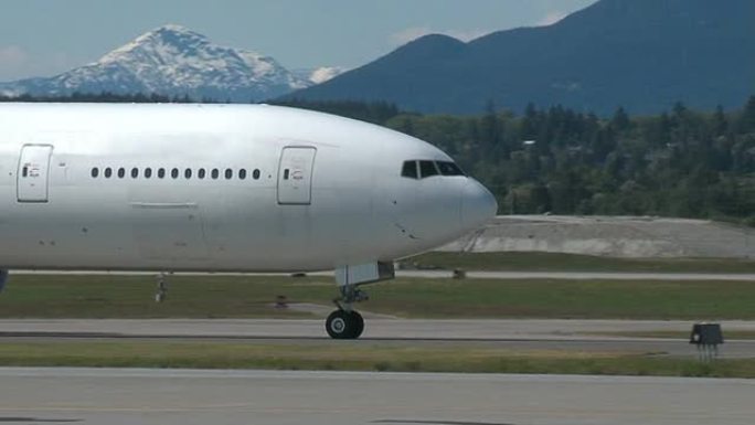 空中客车A330飞机滑行经过一些山脉