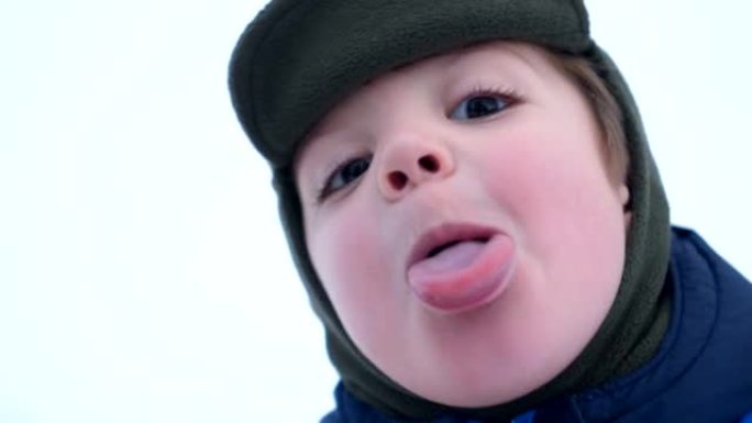 学龄前男孩伸出舌头