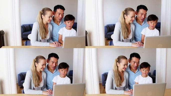 在客厅使用笔记本电脑的幸福家庭