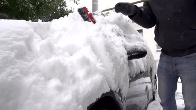 慢动作: 清除汽车上的积雪