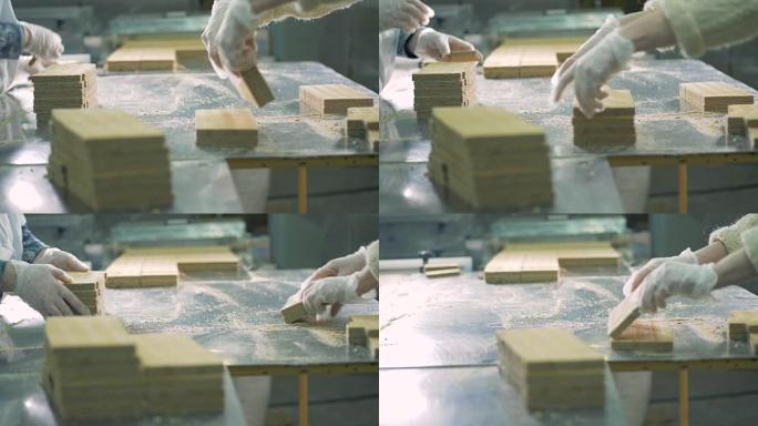 两名工厂工人在工厂用砖块砌成华夫饼。4K。