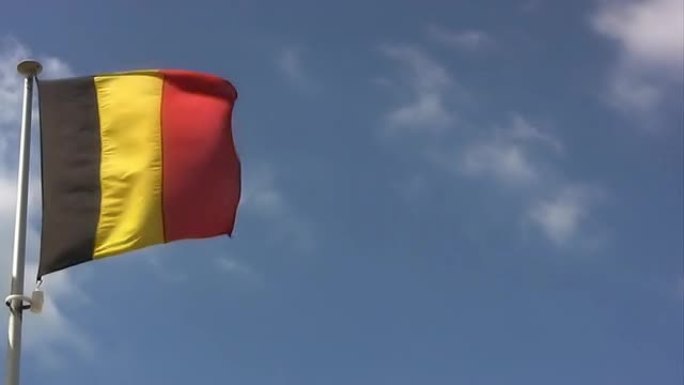 比利时国旗与天空，移动的云，复制空间-高清